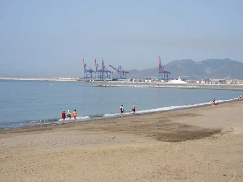 Archivo - La aprobaci&oacute;n en segunda vuelta del proyecto de ley de tabaco ampl&iacute;a a las playas los espacios libres de humo