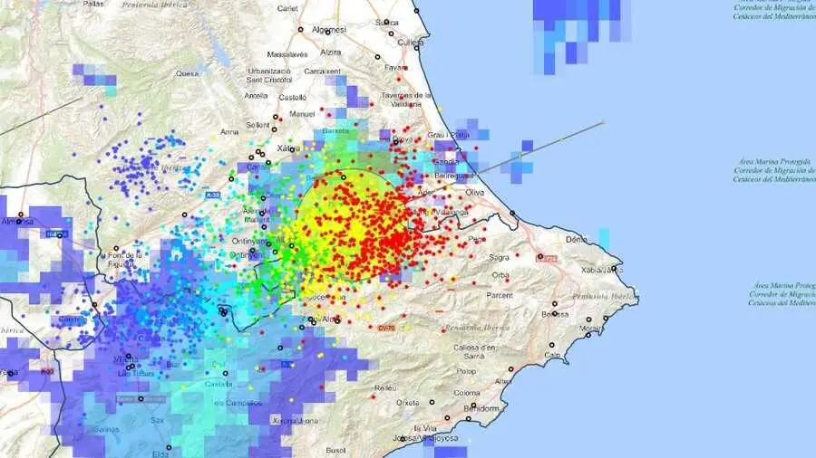 Una tormenta muy intensa avanza entre Valencia y Alicante dejando rachas de viento de 50 km/h
