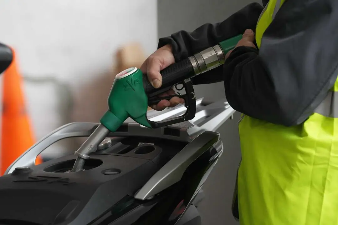 Archivo - Una persona echa combustible, a 4 de marzo de 2026, en Barcelona, Catalunya (Espa&ntilde;a). El repunte del precio del petr&oacute;leo (crudo Brent) tras la escalada de tensi&oacute;n y nuevos ataques en Oriente Pr&oacute;ximo est&aacute; traslad&aacute;ndose a los carburantes. Las esti