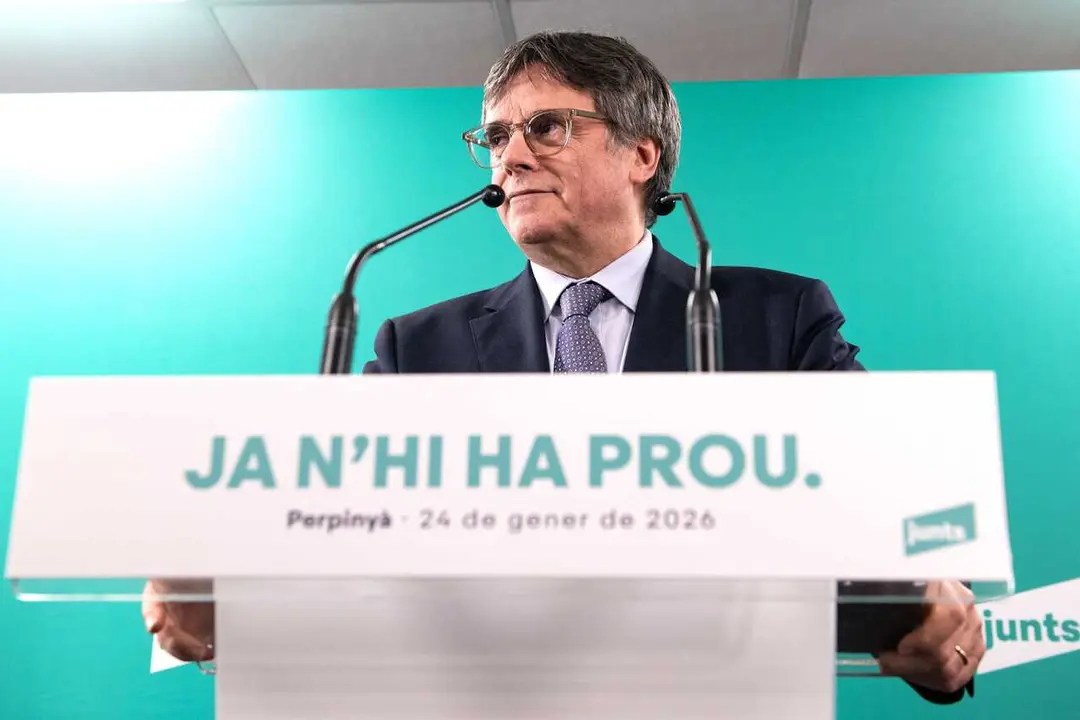 Archivo - El presidente de Junts per Catalunya, Carles Puigdemont (C), ofrece declaraciones a los medios, a 24 de enero de 2026, en Perpi&ntilde;&aacute;n (Francia). 