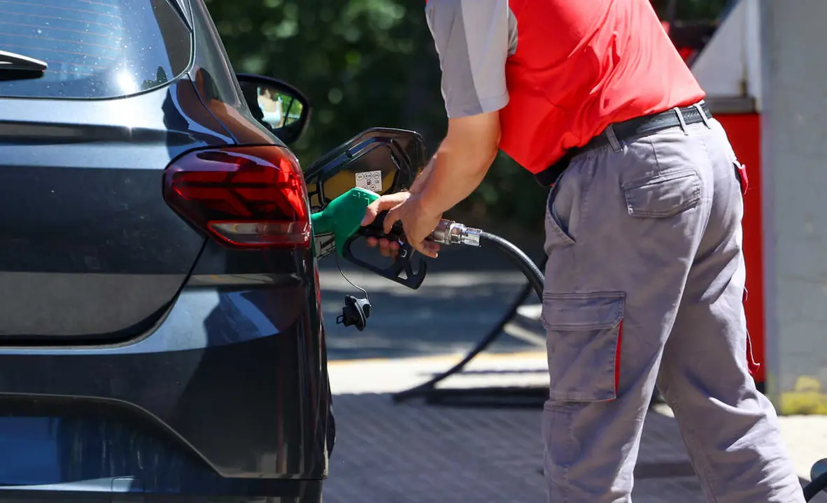 Una persona reposta gasolina en un coche, en una gasolinera, a 1 de julio de 2026, en Madrid (Espa&ntilde;a) 