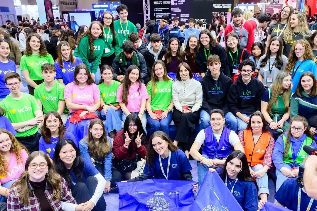 La ministra Diana Morant con alumnos