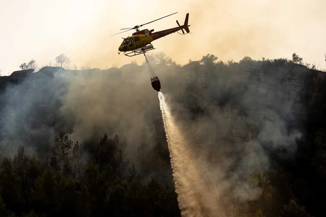 Un helic&oacute;ptero durante las labores de extinci&oacute;n de un incendio en Cervell&oacute; (Barcelona)
