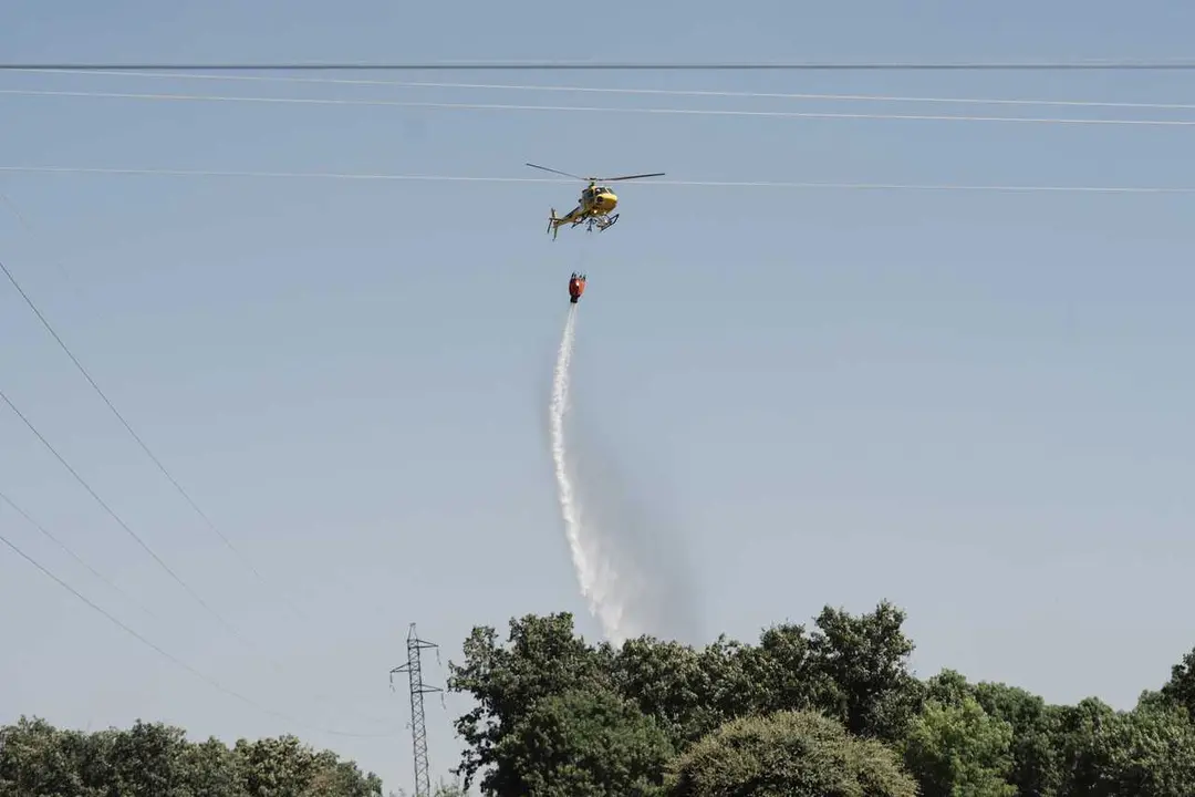 Un helic&oacute;ptero trabaja en la extinci&oacute;n del incendio, a 17 de julio de 2026, en Lozoyuela, Madrid (Espa&ntilde;a). El servicio de Emergencias del 112 de la Comunidad de Madrid ha informado que contin&uacute;an los trabajos de los bomberos y de los agentes forestales par