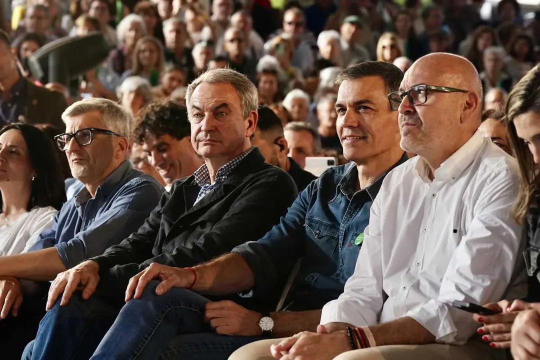 Archivo - El secretario general del PSOE y presidente del Gobierno, Pedro S&aacute;nchez (2d), junto al expresidente del Gobierno, Jos&eacute; Luis Rodr&iacute;guez Zapatero (2i)