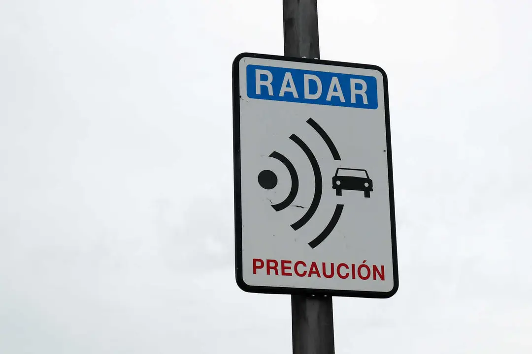 Imagen de la se&ntilde;alizaci&oacute;n que indica la existencia de un radar durante el Jueves Santo marcado por el confinamiento impuesto por el Estado de Alarma provocado por el coronavirus, COVID19. En Madrid (Espa&ntilde;a) a 9 de abril de 2020.