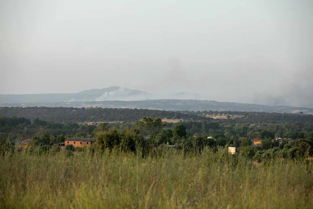 Vista de la columna de humo, en la urbanizaci&oacute;n El Encinar del Alberche, a 22 de julio de 2026, en Villa del Prado, Madrid (Espa&ntilde;a). Un incendio forestal originado en la tarde este mi&eacute;rcoles en la localidad de Almorox (Toledo), que se ha elevado al nivel 