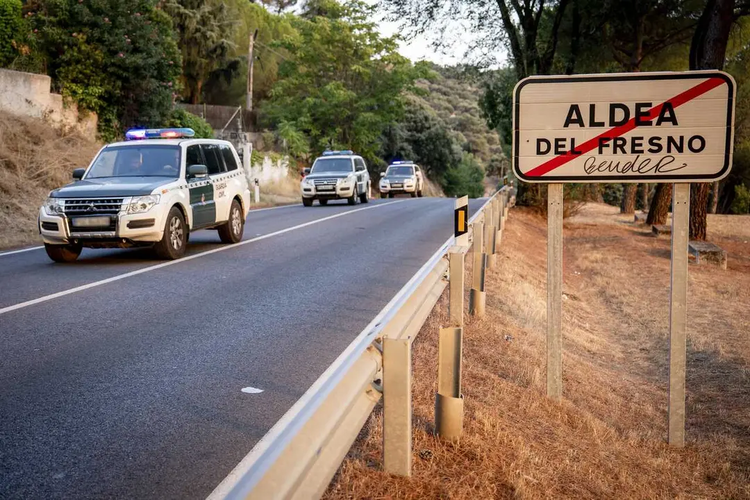 Tres coches de la Guardia Civil, a 23 de julio de 2026, en Aldea del Fresno, Madrid (Espa&ntilde;a). Otro incendio forestal, independiente del originado en Almorox (Toledo) ayer, se ha declarado este jueves en el municipio madrile&ntilde;o de Villa del Prado, lo que ha