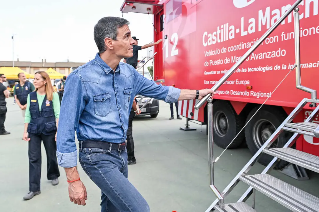 El presidente del Gobierno, Pedro S&aacute;nchez, durante una visita al Puesto de Mando Avanzado por el incendio de La Mierla, a 22 de julio de 2026, en Tamaj&oacute;n, Guadalajara, Castilla-La Mancha (Espa&ntilde;a). S&aacute;nchez acude a las instalaciones del Puesto de Mando Avan