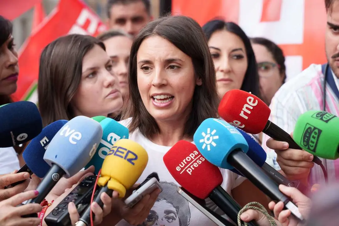 Archivo - La secretaria pol&iacute;tica de Podemos y eurodiputada, Irene Montero, atienden a los medios con motivo de la movilizaci&oacute;n convocada por CCOO en apoyo a los trabajadores del sector log&iacute;stico de Sevilla. A 22 de junio de 2026 en Sevilla (Andaluc&iacute;a, Esp
