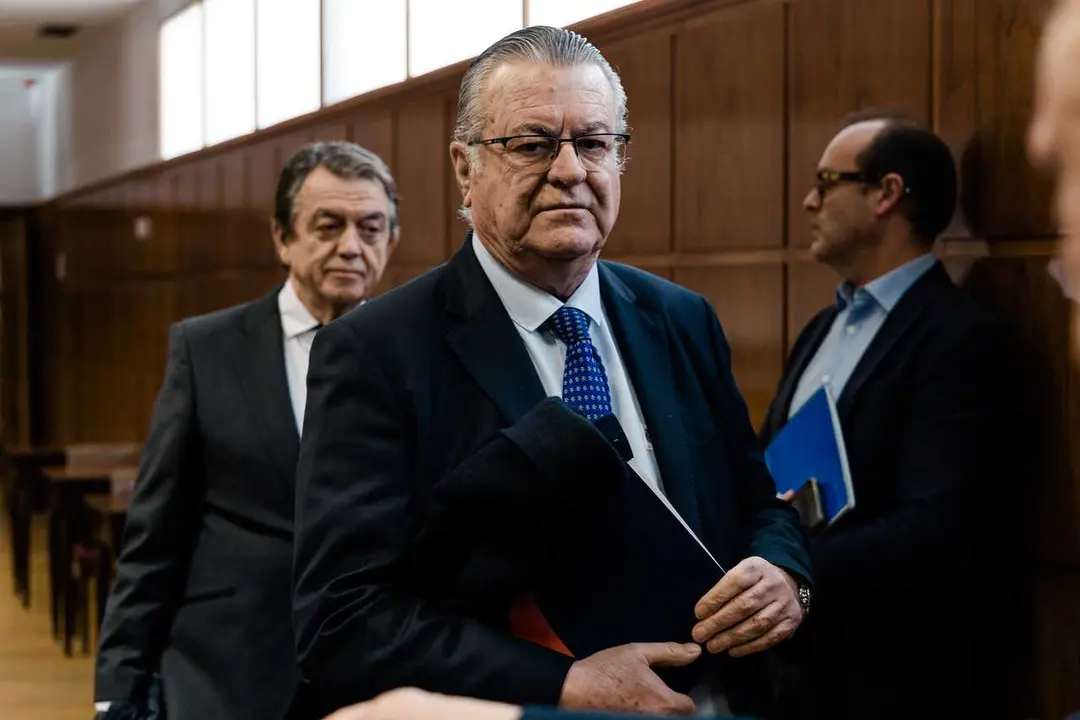 Archivo - El  Presidente y cofundador de Plus Ultra, Julio Miguel Mart&iacute;nez Sola (c), comparece ante la Comisi&oacute;n de Investigaci&oacute;n del &lsquo;caso Koldo&rsquo;, en el Senado, a 25 de febrero de 2026, en Madrid (Espa&ntilde;a).