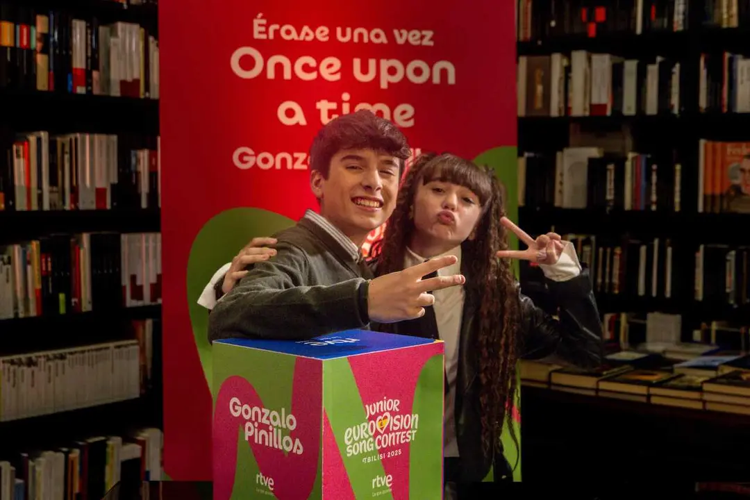 Archivo - El representante de Espa&ntilde;a en Eurovisi&oacute;n Junior, Gonzalo Pinillos, y la representante de Espa&ntilde;a en Eurovisi&oacute;n Junior 2024, Chloe DelaRosa, posan durante la despedida del primero antes de Eurovisi&oacute;n Junior, en la librer&iacute;a La Mistral, a 3 de dicie