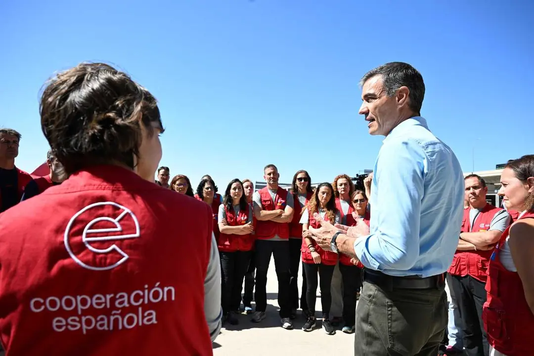 El presidente del Gobierno, Pedro S&aacute;nchez, recibe al personal del equipo START de AECID a su regreso de Venezuela