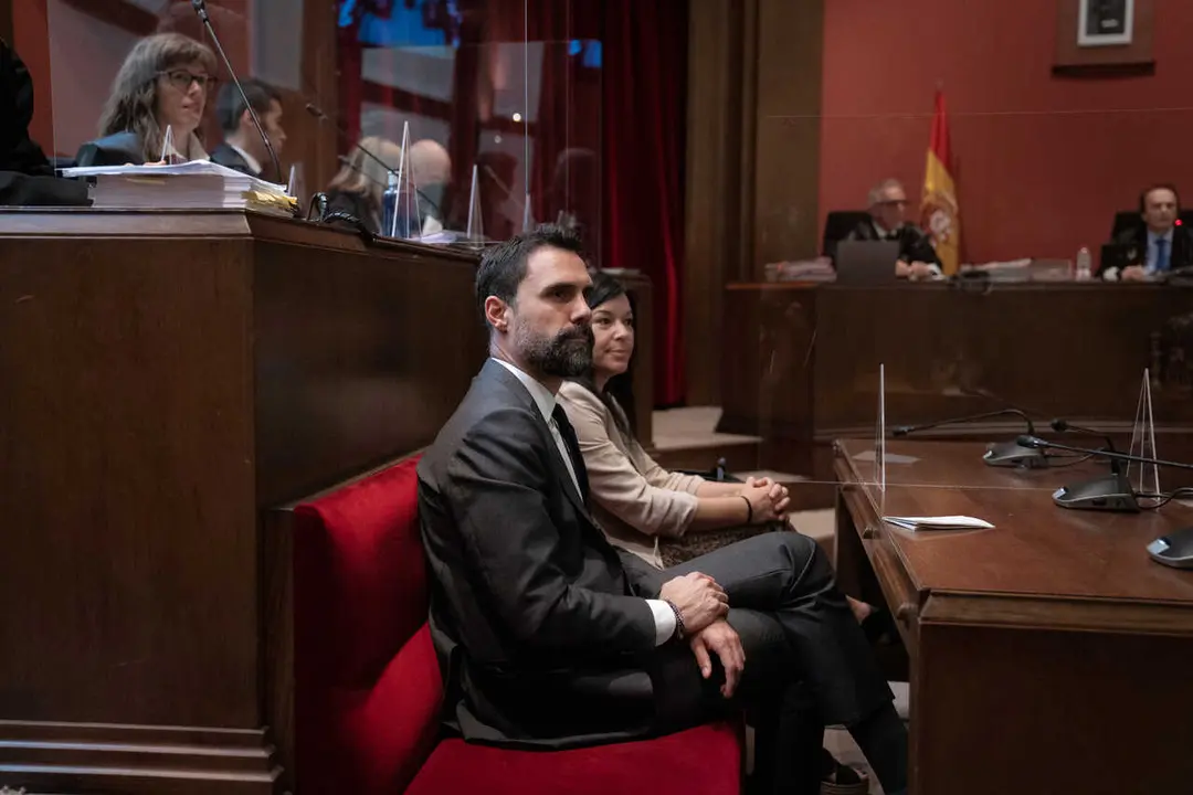 Archivo - El expresidente del Parlament y exconsejero Roger Torrent y la exsecretaria cuarta del Parlament Adriana Delgado, durante el juicio en el Tribunal Superior de Justicia de Catalu&ntilde;a (TSJC), a 5 de octubre de 2022, en Barcelona, Catalu&ntilde;a (Espa&ntilde;a).