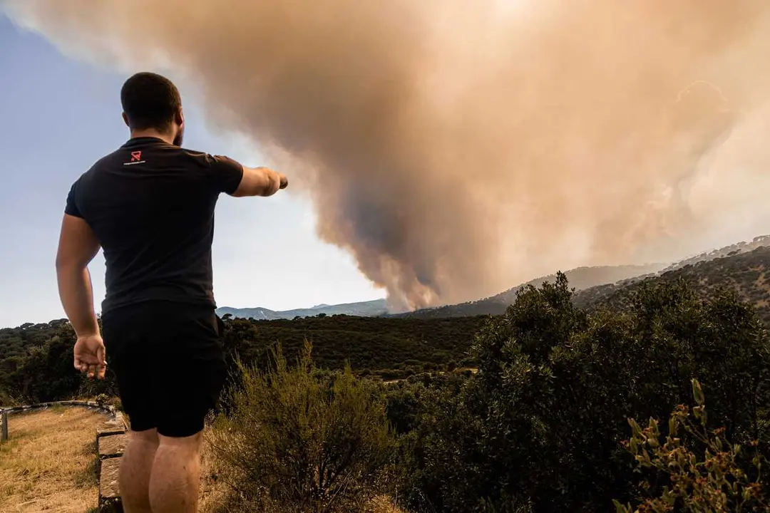 Una persona observa la evoluci&oacute;n del fuego 