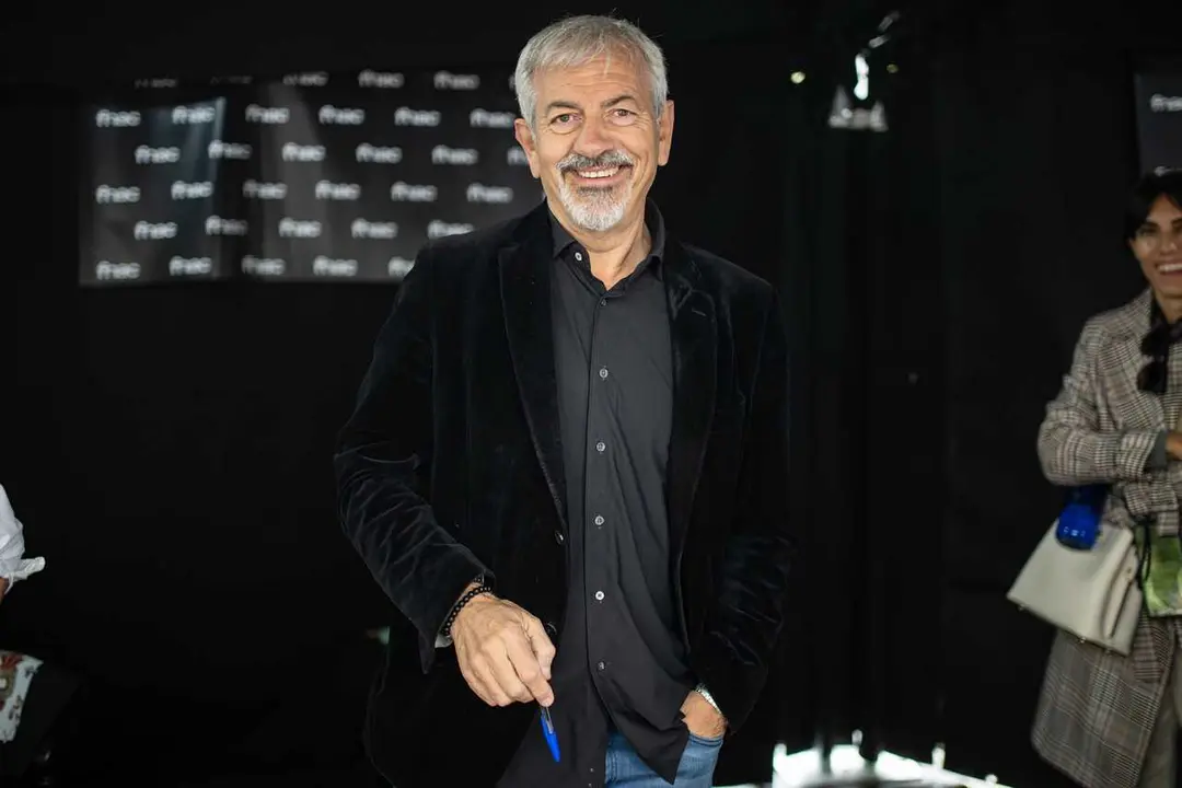 Archivo - El presentador de televisi&oacute;n y escritor Carlos Sobera posa durante la firma de ejemplares en el d&iacute;a de Sant Jordi 2024, a 23 de abril de 2024, en Barcelona, Catalunya (Espa&ntilde;a). 