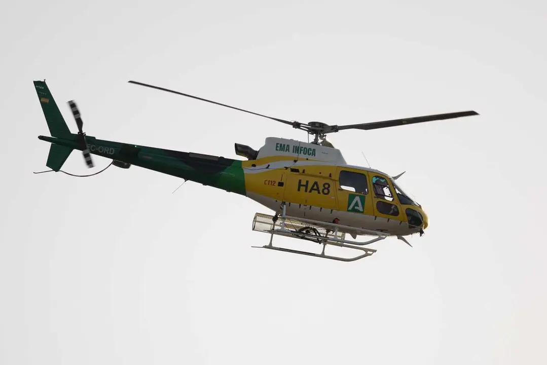 Un helic&oacute;ptero del Infoca durante las labores de coordinaci&oacute;n en el puesto de mando avanzado. A 22 de julio de 2026, en El Cerro de And&eacute;valo, Huelva (Foto de archivo).