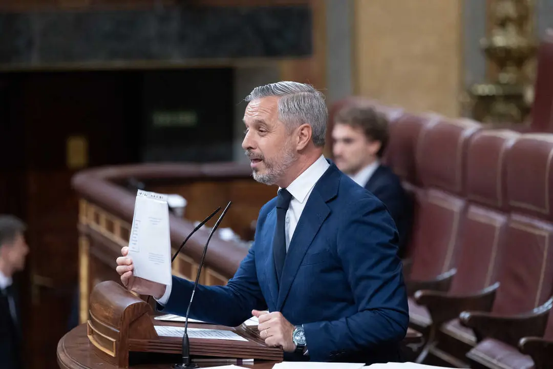 El vicesecretario del PP de Hacienda, Vivienda e Infraestructuras, Juan Bravo, interviene durante la celebraci&oacute;n de una sesi&oacute;n extraordinaria del Pleno del Congreso de los Diputados, a 23 de julio de 2026, en Madrid (Espa&ntilde;a). La C&aacute;mara Baja se re&uacute;ne en pl