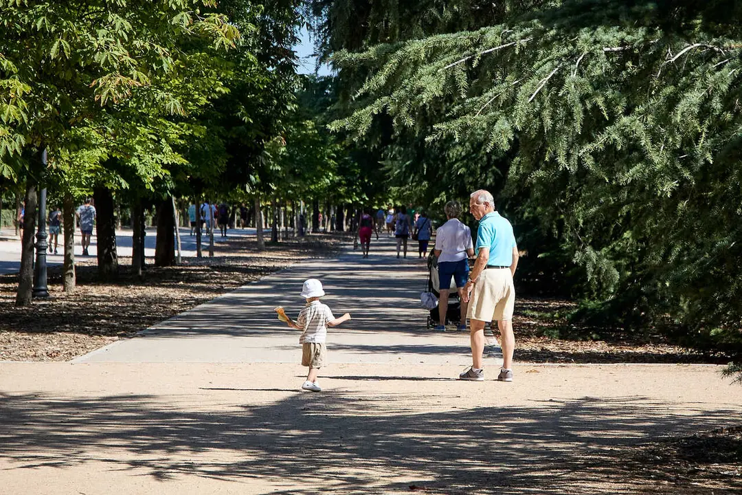 Archivo - Un abuelo con su nieto en el parque de El Retiro.