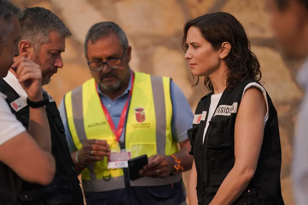 La presidenta de la Comunidad de Madrid, Isabel D&iacute;az Ayuso, ha enviado su cari&ntilde;o a la vecindad de Valle del Ti&eacute;tar, evacuada en su totalidad, por el 'infierno' que est&aacute;n viviendo