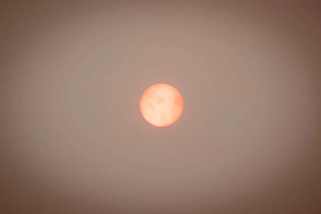 El cielo y el sol cubiertos de humo en el Puesto de Mando Avanzado de la zona afectada por los incendios forestales de la sierra oeste