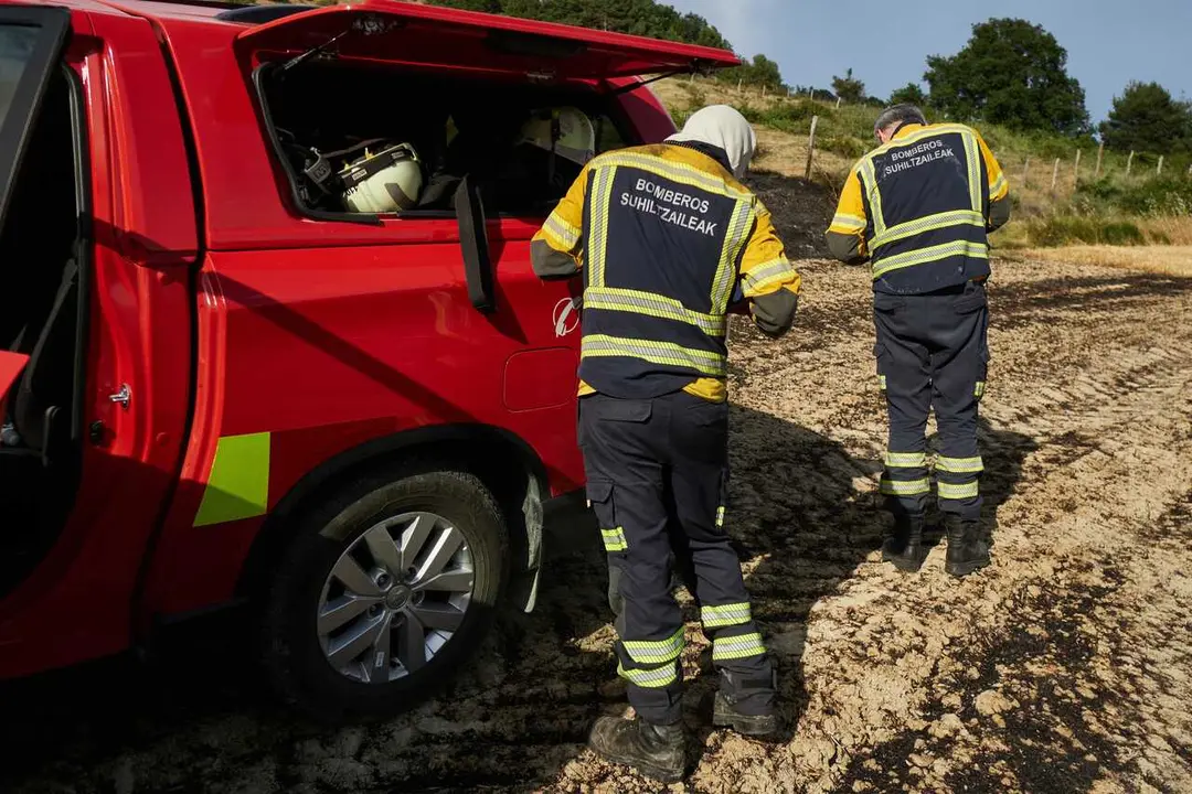 Varios Bomberos de Navarra trabajan en la extinci&oacute;n de un incendio en una imagen de archivo.