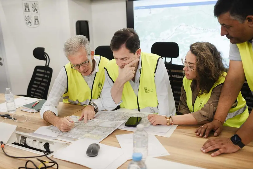 El presidente de la Junta de Castilla y Le&oacute;n, Alfonso Fern&aacute;ndez Ma&ntilde;ueco (c), en el Puesto de Mando Avanzado (PMA) durante las labores de extinci&oacute;n del fuego forestal, a 25 de julio de 2026, en Navaluenga, &Aacute;vila, Castilla y Le&oacute;n (Espa&ntilde;a)