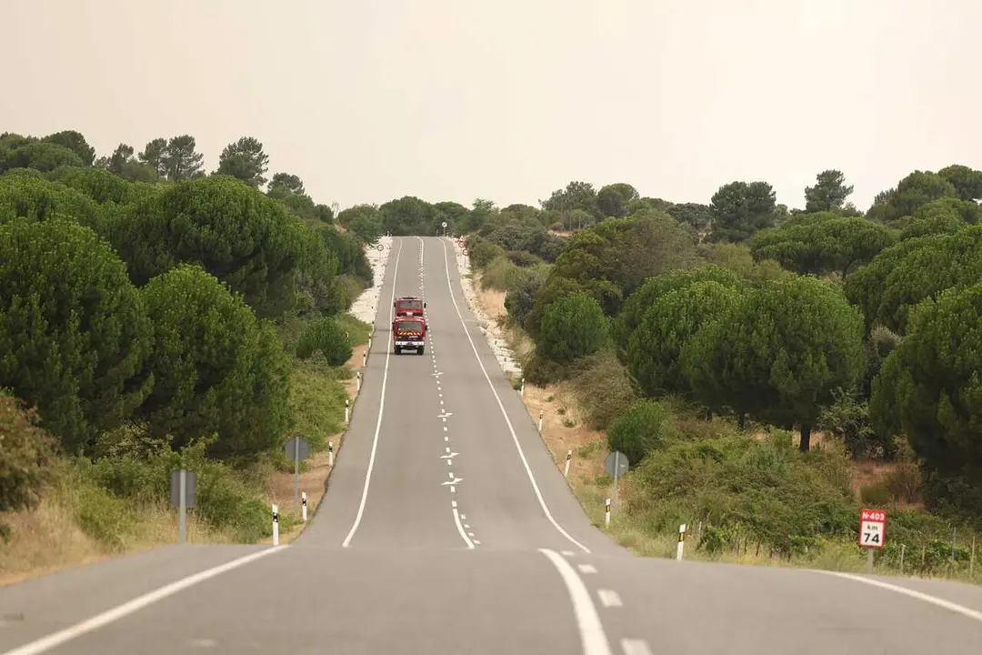 Un cami&oacute;n de bomberos trabaja en las labores de extinci&oacute;n del incendio forestal