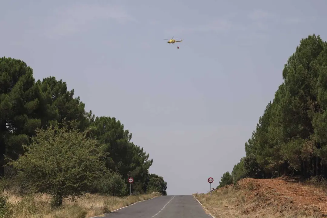 Un helic&oacute;ptero trabaja en las labores de extinci&oacute;n, a 22 de julio de 2026, en Guadalajara, Castilla-La Mancha (Espa&ntilde;a). Page ha asegurado, tras la reuni&oacute;n de CECOPI que ha tenido lugar en Tamaj&oacute;n (Guadalajara), que el incendio de La Mierla ha entrado 'en 