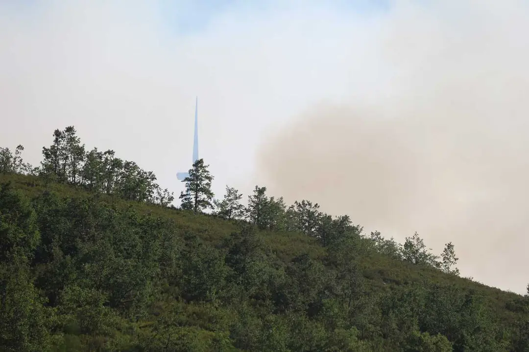 Vista del humo ocasionado por el incendio forestal en Murias de Ponjos, a 24 de julio de 2026, en Ponjos, Le&oacute;n, Castilla y Le&oacute;n (Espa&ntilde;a).