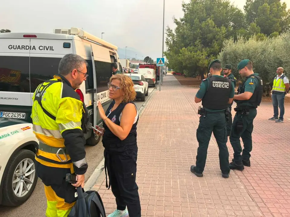 La delegada del Gobierno en la Comunitat Valenciana, Pilar Bernab&eacute;, en el PMA del incendio de Vall d'Uix&oacute; (Castell&oacute;n)
