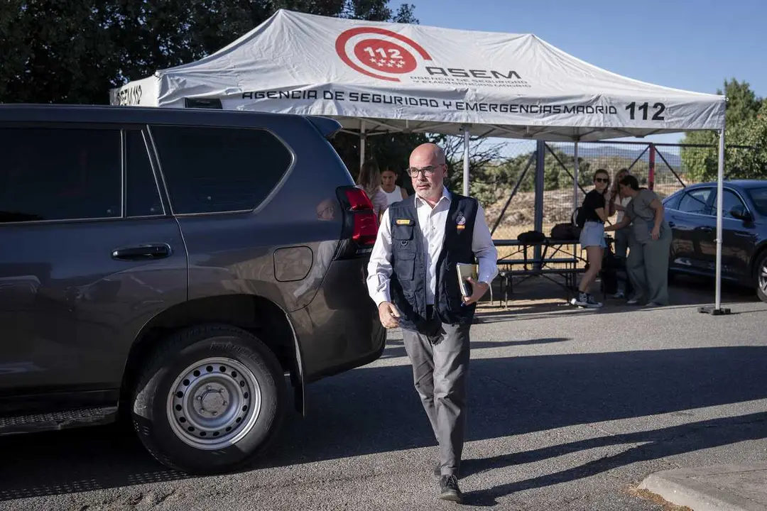 El delegado del Gobierno en la Comunidad de Madrid, Francisco Mart&iacute;n, durante una visita al Puesto de Mando Avanzado (PMA), a 24 de julio de 2026, en Cenicientos, Madrid (Espa&ntilde;a). La reuni&oacute;n se produce despu&eacute;s de la complicaci&oacute;n de los incendios que est&aacute;n