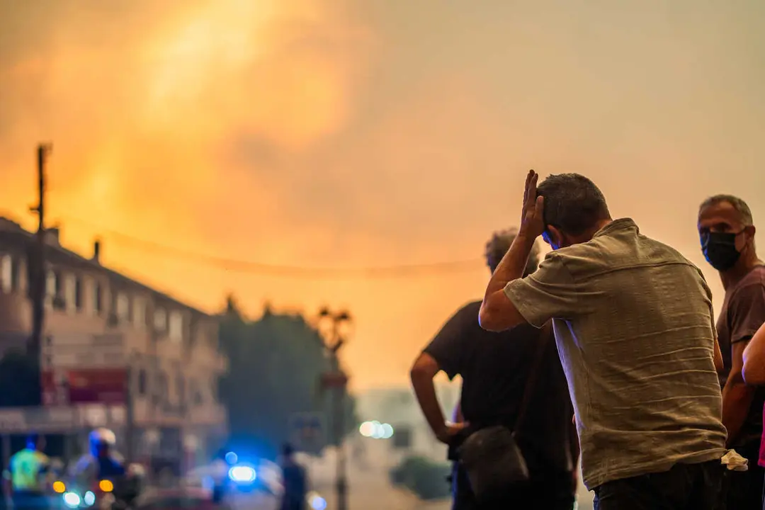 Varias personas observan el fuego durante las labores de extinci&oacute;n del incendio forestal, a 25 de julio de 2026, en La Adrada, &Aacute;vila, Castilla y Le&oacute;n (Espa&ntilde;a). La Adrada, uno de los municipios del Valle del Ti&eacute;tar (&Aacute;vila), ha sido evacuado de forma preven