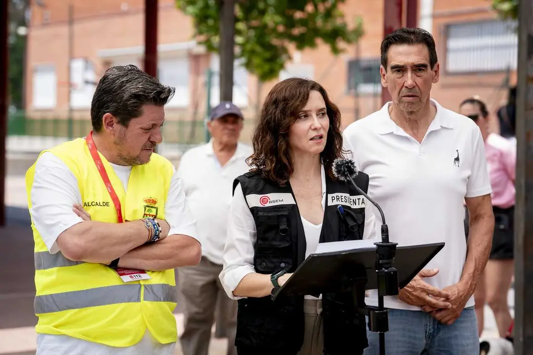 La presidenta de la Comunidad de Madrid, Isabel D&iacute;az Ayuso (c),  atiende a los medios durante la visita a los evacuados por el incendio de la sierra oeste, en el polideportivo La Chopera, a 26 de julio de 2026, en Villamanta, Madrid (Espa&ntilde;a). 