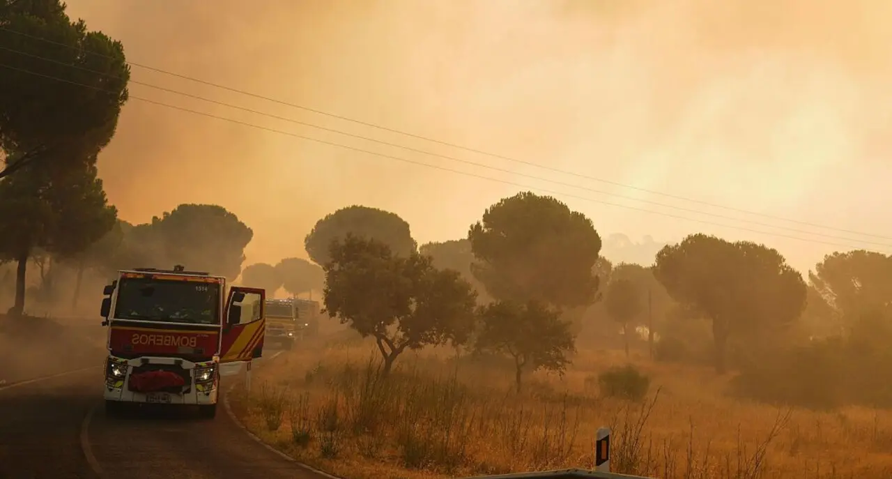 La UME asegura que el incendio entre Madrid y &Aacute;vila est&aacute; contenido aunque mantiene "unas cabezas activas"