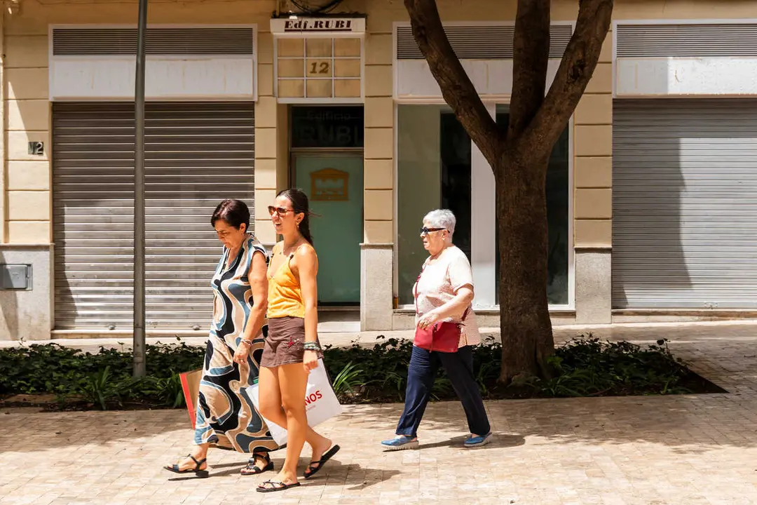 Jornada de intenso calor con m&aacute;ximas de 44&ordm;C en Almer&iacute;a. A 24 de julio de 2026 en Almer&iacute;a (Andaluc&iacute;a, Espa&ntilde;a). La Agencia Estatal de Meteorolog&iacute;a (Aemet) ha activado para este viernes el aviso rojo por altas temperaturas en la provincia de Almer&iacute;a, un niv