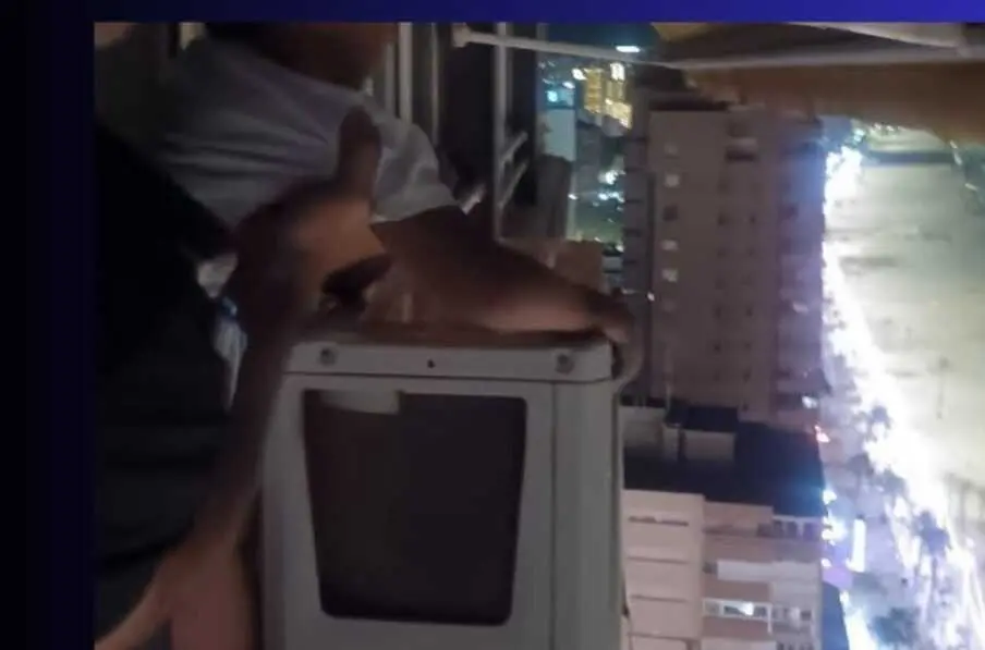 La Polic&iacute;a rescata a un ni&ntilde;o que estaba sobre un aire acondicionado en un piso 21 y detiene al padre