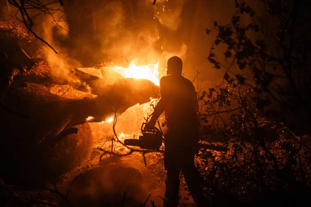Una persona trabaja en las labores de extinci&oacute;n del incendio forestal, a 26 de julio de 2026, en La Adrada, &Aacute;vila, Castilla y Le&oacute;n (Espa&ntilde;a). 