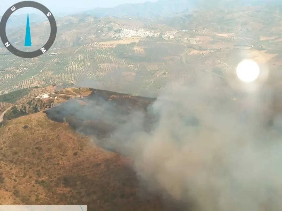 El incendio forestal declarado el domingo, 26 de julio, en el paraje Cerro del &Aacute;guila de Colmenar (M&aacute;laga).