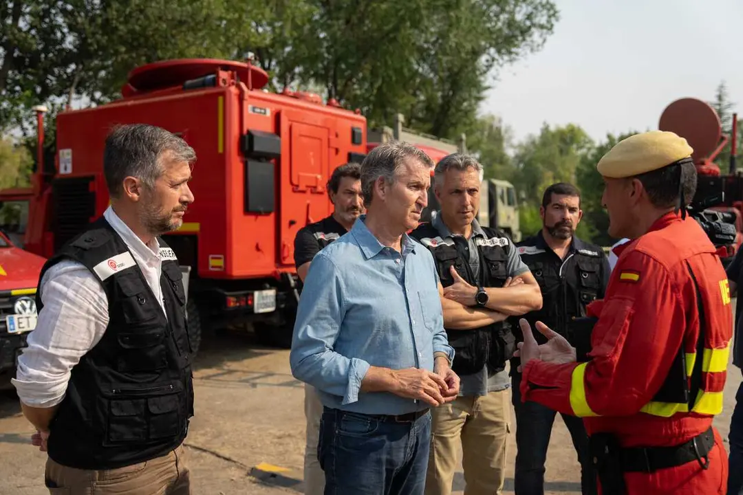El presidente del PP, Alberto N&uacute;&ntilde;ez Feij&oacute;o, en la visita al puesto de mando de los incendios de la Comunidad de Madrid.