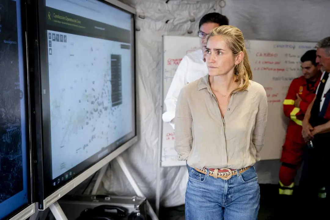 La vicepresidenta tercera del Gobierno y ministra para la Transici&oacute;n Ecol&oacute;gica y el Reto Demogr&aacute;fico, Sara Aagesen durante una visita al puesto de mando avanzado para centralizar las labores de extinci&oacute;n del incendio forestal.