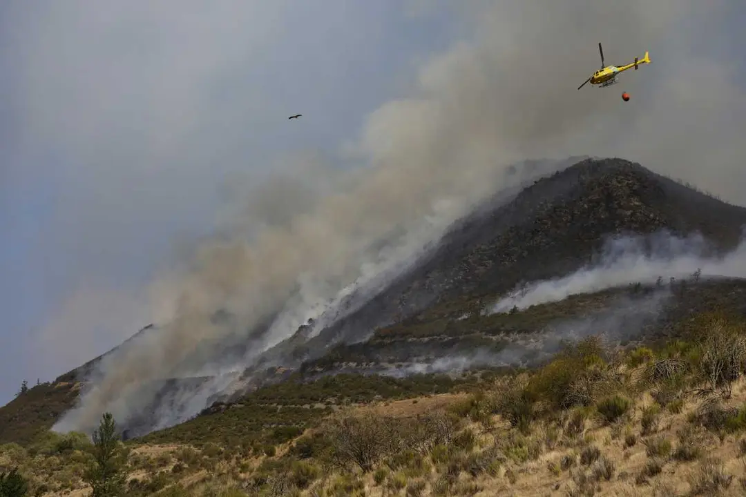 Archivo - Efectivos trabajan en el incendio Fasgar