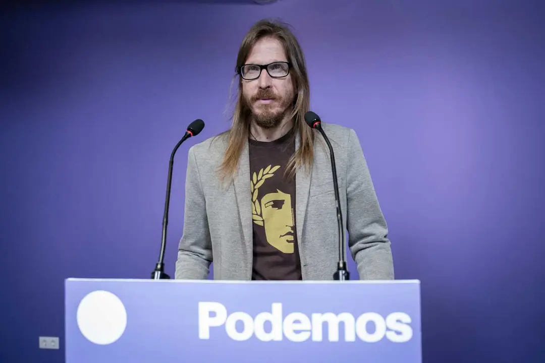 Archivo - El secretario de Organizaci&oacute;n y portavoz de Podemos, Pablo Fern&aacute;ndez, durante una rueda de prensa en la sede de Podemos, a 18 de mayo de 2026, en Madrid (Espa&ntilde;a).