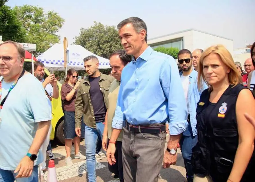 Pedro S&aacute;nchez visitando la zona afectada por el incendio en Castell&oacute;n el 27 de julio de 2026