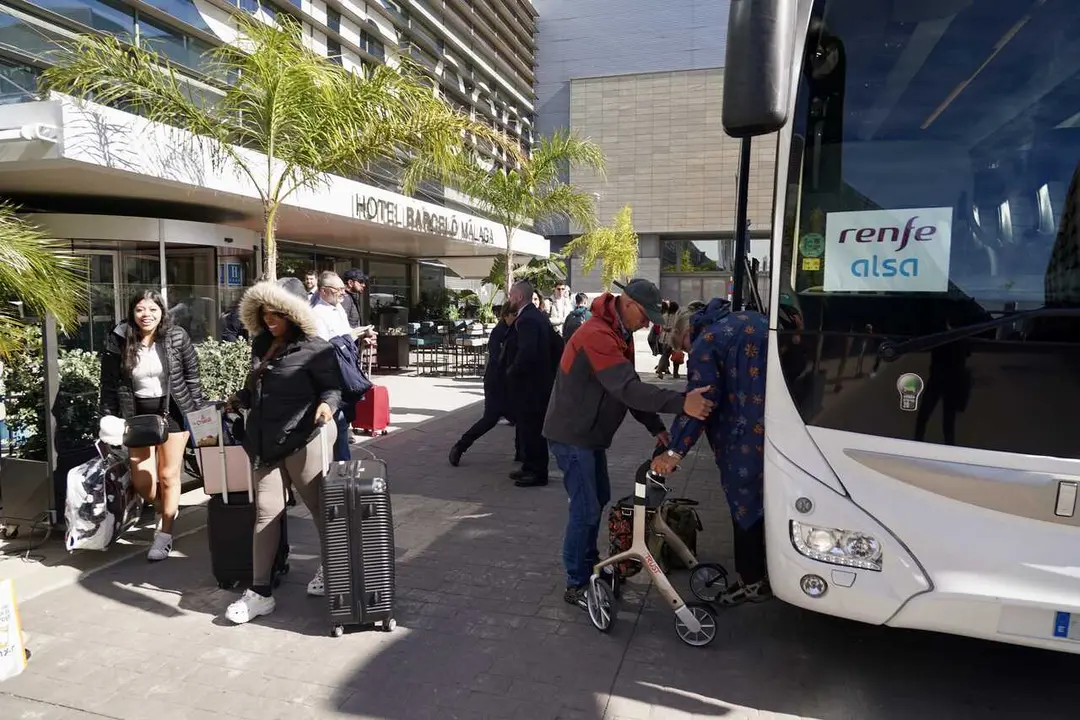 Archivo - Pasajeros de la l&iacute;nea de alta velocidad Madrid-M&aacute;laga llegando a la capital malague&ntilde;a en autob&uacute;s desde Antequera