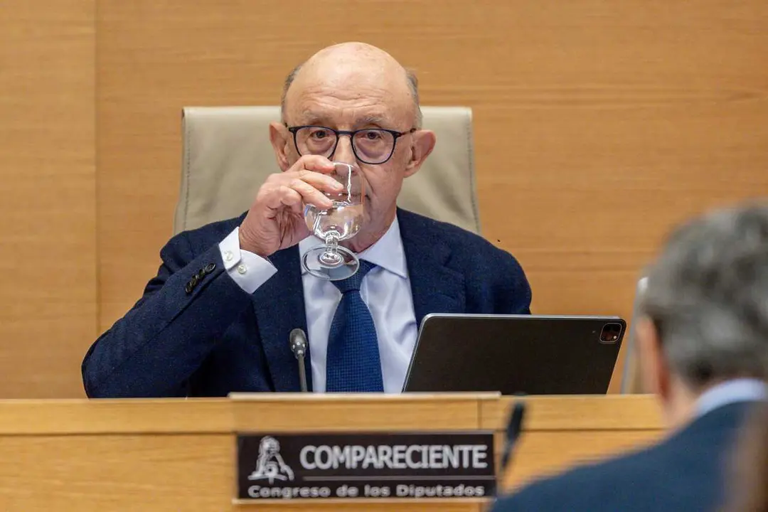 Archivo - El exministro de Hacienda y Funci&oacute;n P&uacute;blica Crist&oacute;bal Ricardo Montoro comparece ante la comisi&oacute;n de Investigaci&oacute;n sobre la denominada &lsquo;Operaci&oacute;n Catalu&ntilde;a&rsquo;, en el Congreso de los Diputados, a 14 de abril de 2025, en Madrid (Espa&ntilde;a).