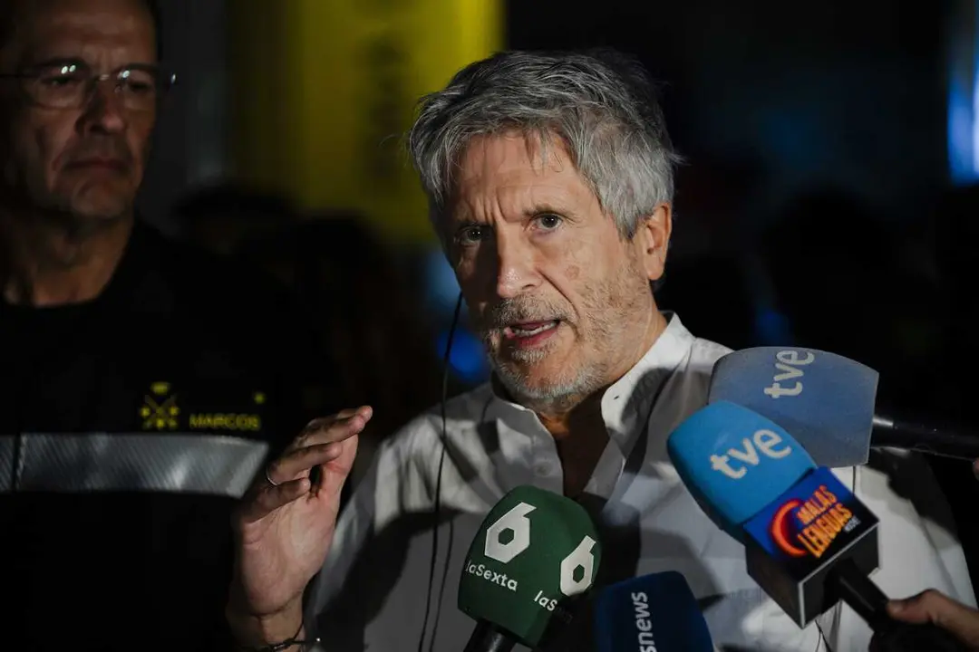 Archivo - El ministro del Interior, Fernando Grande Marlaska, atiende a los medios de comunicaci&oacute;n, en el Puesto de Mando Avanzado.