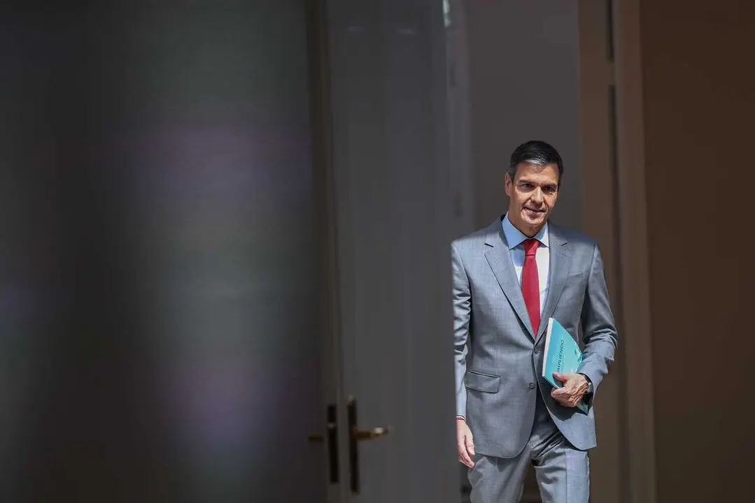 El presidente del Gobierno, Pedro S&aacute;nchez, a su llegada a la rueda de prensa en el Complejo de la Moncloa, a 28 de julio de 2026, en Madrid (Espa&ntilde;a). 