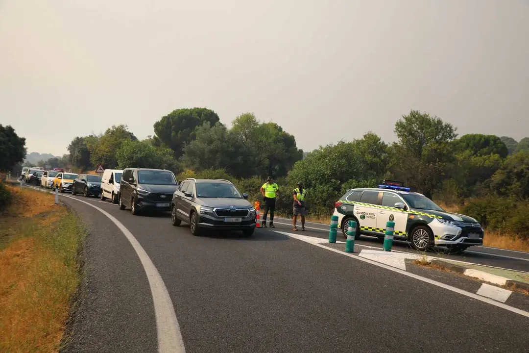 Agentes de la Guardia Civil cortan el acceso a San Mart&iacute;n de Valdeiglesias, a 24 de julio de 2026, en Madrid (Espa&ntilde;a). El Gobierno ha declarado la emergencia de inter&eacute;s nacional en la Comunidad de Madrid y &Aacute;vila como consecuencia de la evoluci&oacute;n de los in