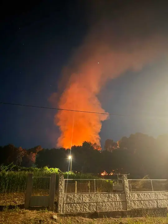 Incendio en el lugar de Salceda, parroquia de Cameixa, en el municipio ourensano de Bobor&aacute;s, a 29 de julio de 2026